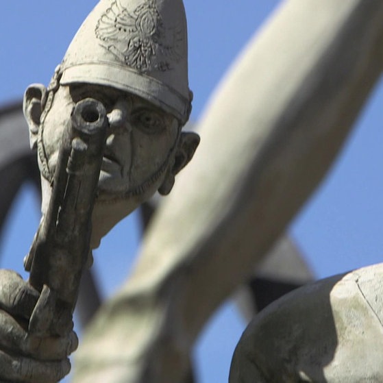 Schreibtisch mit Flugblatt mit der Aufschrift „Proletarier aller Länder vereinigt euch“