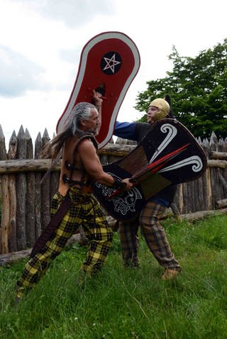 zwei Krieger der Kelten-Truppe (Foto: SWR)