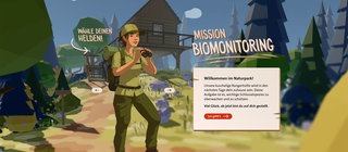 Screenshot der Anwendung „Mission Biomonitoring“. Eine Naturlandschaft – im Vordergrund eine Rangerin mit Fernglas. Nahe des Bildmittelpunkts eine Begrüßung zum Spiel mit einem Startbutton.