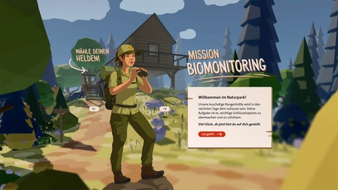Screenshot der Anwendung „Mission Biomonitoring“. Eine Naturlandschaft – im Vordergrund eine Rangerin mit Fernglas. Nahe des Bildmittelpunkts eine Begrüßung zum Spiel mit einem Startbutton.