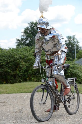 Mann in nachgebauter Rüstung auf dem Fahrrad. (Foto: SWR/WDR – Pressefoto)