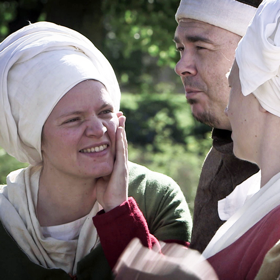 Spielszene: Vier Personen in mittelalterlicher Kleidung. (Foto: SWR/WDR - Screenshot aus der Sendung)