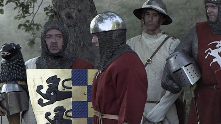 Nachstellung aus dem Mittelalter von 6 Männern (Foto: SWR – Screenshot aus der Sendung)