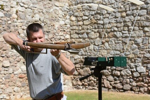 Mann mit Armbrust.