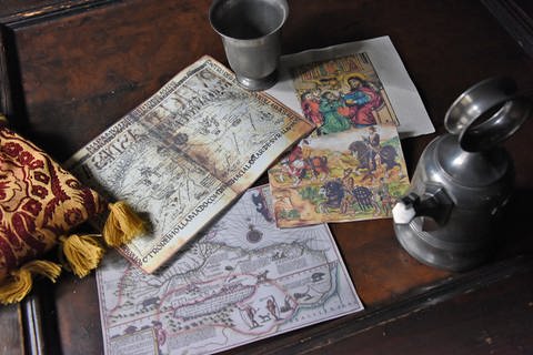 Alte Karten des heutigen Venezuelas auf einem Tisch ausgebreitet. (Foto: Peter Prestel)