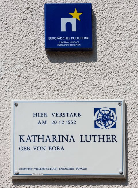 Hinweistafel am Sterbehaus von Katharina Luther in der Katharinenstraße in Torgau in, Sachsen. (Foto: Imago/Hanke)