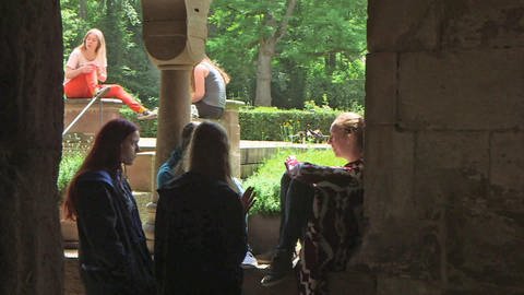 Jugendliche im Kloster Maulbronn (Foto: SWR - Screenshot aus der Sendung)