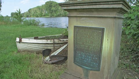 Gedenkstein am alten Rhein, der an die Landung protestantischer Flüchtlinge aus den Niederlanden erinnert. (Foto: SWR - Screenshot aus der Sendung)