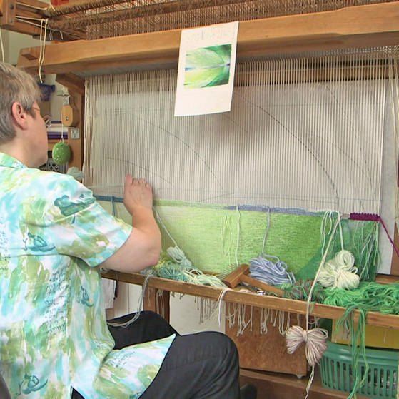 Eine Textilexpertin zeigt die alte Technik des Bildwirkens. (Foto: SWR - Screenshot aus der Sendung)