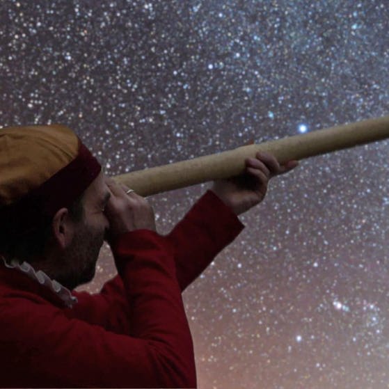 Ein Mann beobachtet Nachthimmel durch ein Fernrohr. (Foto: SWR – Screenshot aus der Sendung)