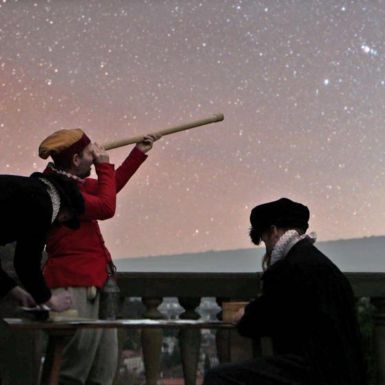Johannes Kepler beobachtet den Sternenhimmel (Spielszene) (Foto: SWR - Screenshot aus der Sendung)