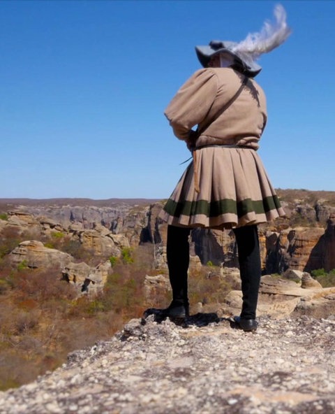 Mann blickt über Land (Spielszene)