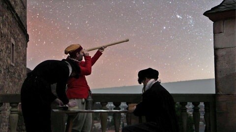 Johannes Kepler beobachtet den Sternenhimmel (Spielszene)