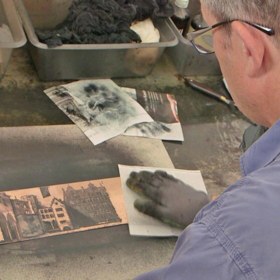 Moderner Kupferstecher bei der Arbeit