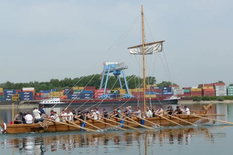 Das selbstgebaute Römerschiff auf dem Wasser. (Foto: SWR - Screenshot aus der Sendung)