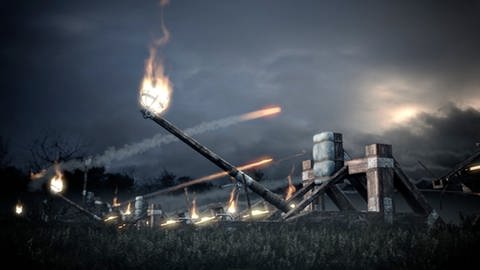 Katapulte bei Nacht mit brennender Munition (Foto: SWR - Screenshot aus der Sendung)