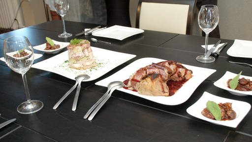 Gedeckter Tisch mit drei Gerichten. (Foto: Peter Prestel)