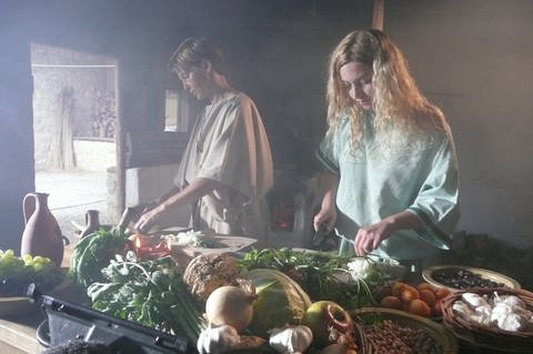Zwei Frauen an einem Tisch schneiden Gemüse. (Foto: Tilman Büttner)