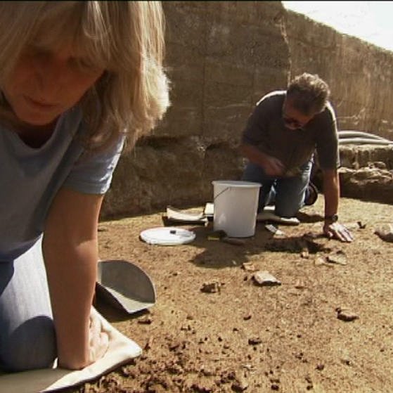 Assistentin bei Ausgrabungen, im Hintergrund Manfred Rösch (Foto: SWR - Screenshot aus der Sendung)