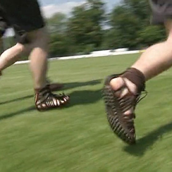 Beine von Läufern mit Caliga auf dem Fußballplatz (Foto: SWR - Screenshot aus der Sendung)