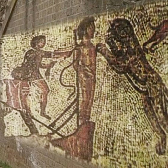 Mosaik: wilde Tiere werden auf einen Gefangenen losgelassen (Foto: SWR - Screenshot aus der Sendung)