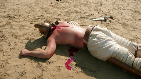 Getöteter Glatiator im Sand in der Arena (Foto: Tilman Büttner)