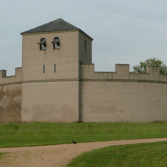 Große Stadtmauer mit Turm. (Foto: Tilman Büttner)