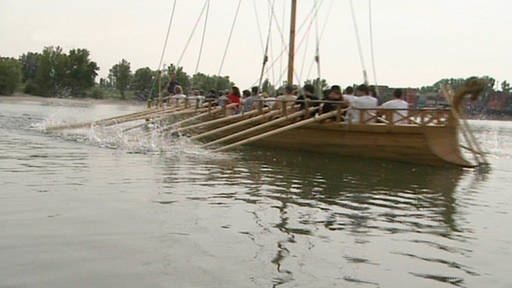 Hölzernes Ruderschiff auf einem Fluss. (Foto: SWR/WDR – Screenshot aus der Sendung)