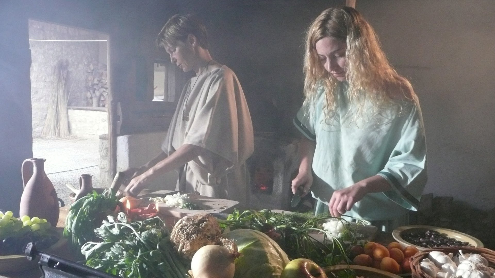 Sklavinnen bereiten das Essen zu (Foto: SWR - Screenshot aus der Sendung)