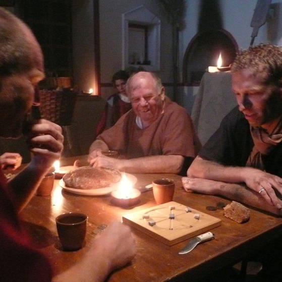 Szene: Römer beim Brettspiel in der Kneipe
