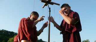 Landvermessen  mit dem Nachbau eines römischen Vermessungsinstruments, der Groma