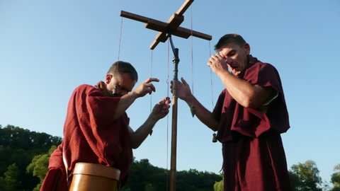 Landvermessen mit dem Nachbau eines römischen Vermessungsinstruments, der Groma