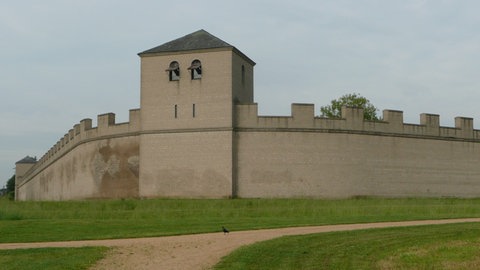 Große Stadtmauer mit Turm.