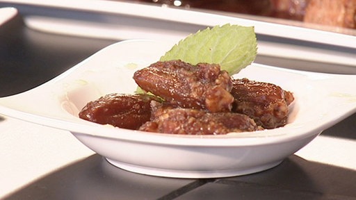 In Honig und Nüssen karamelisierte Datteln