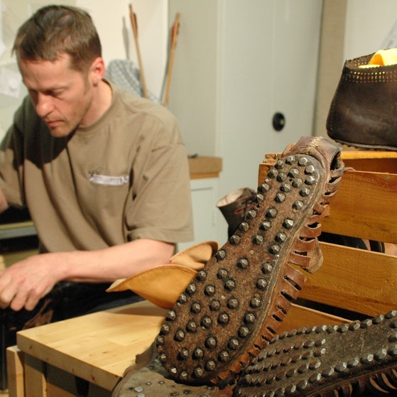 Die römische Sandale, die Caliga wird von einem Schuster geschustert