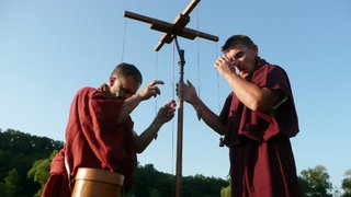 Landvermessen  mit dem Nachbau eines römischen Vermessungsinstruments, der Groma
