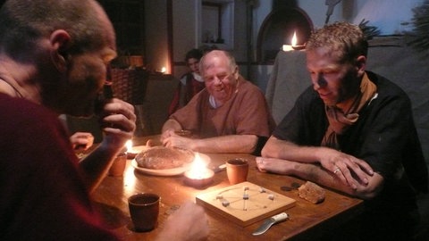 Szene: Römer beim Brettspiel in der Kneipe