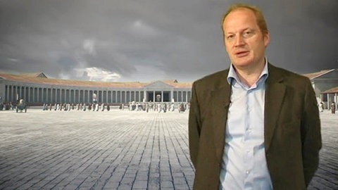 Prof. Markus Trier vor einer Rekonstruktion des Forums im antiken Köln