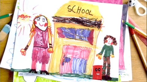 Eine Kinderzeichnung zeigt ein Schulgebäude, die Lehrerin, David und Red (Foto: nachtmann & silies/WDR)
