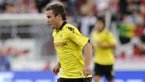 Der Dortmunder Fußballspieler Mario Götze am Ball