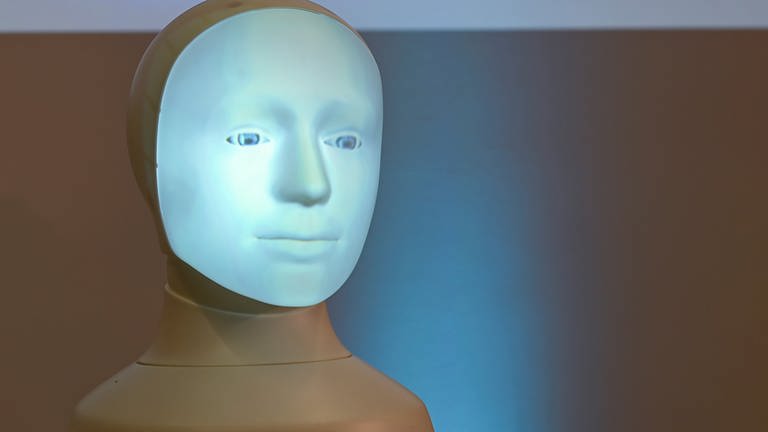 Ein Roboter von Forschern der TU Darmstadt mit menschlich aussehendem Gesicht beantwortet moralische Fragen mit künstlicher Intelligenz. (Foto: picture-alliance / Reportdienste, Arne Dedert, dpa)