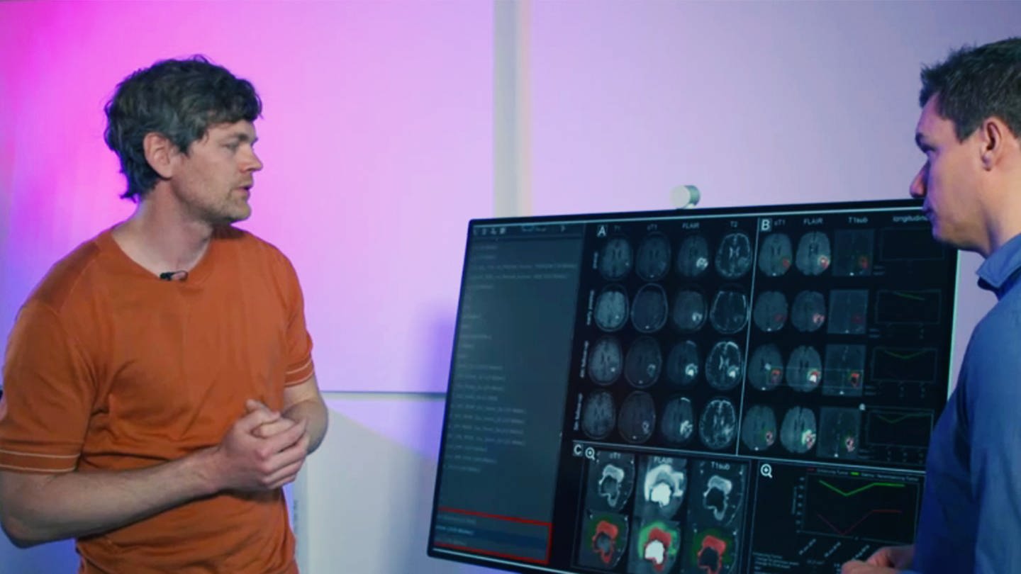 Ein Mediziner zeigt Dennis Horn auf Röntgenbildern, wie Künstliche Intelligenz bei Operationen unterstützt. (Foto: WDR)