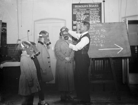 Schulkinder mit Gasmasken (Foto: Imago, United Archives International)