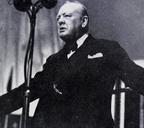 Sir Winston Churchill an einem Rednerpult (Foto: Imago, UIG)