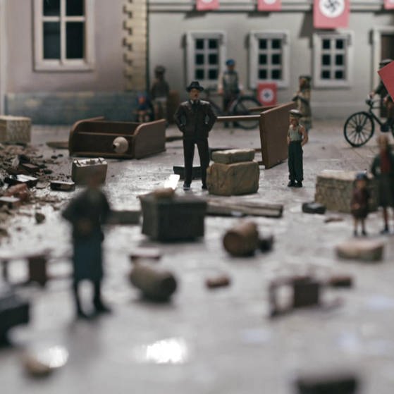 Modellwelt im Film: Zerstörungen an Häusern, überall hängen Hakenkreuz-Fahnen. (Foto: SWR, LOOKS Film und Toto Studio)