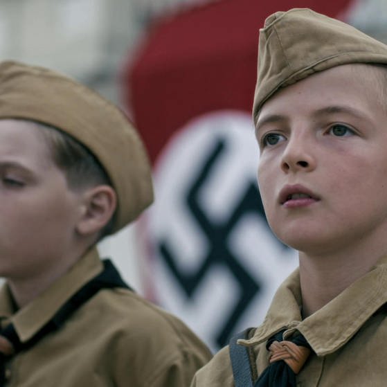 Zwei Jungen in Hitlerjugend-Uniform, im Hintergrund die Hakenkreuzfahne. (Foto: SWR, LOOKS Film und Toto Studio)