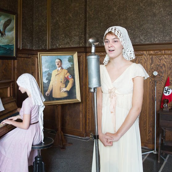 Junges Mädchen am Klavier, anderes Mädchen singt. (Foto: LOOKSfilm/Andreas Wünschirs)