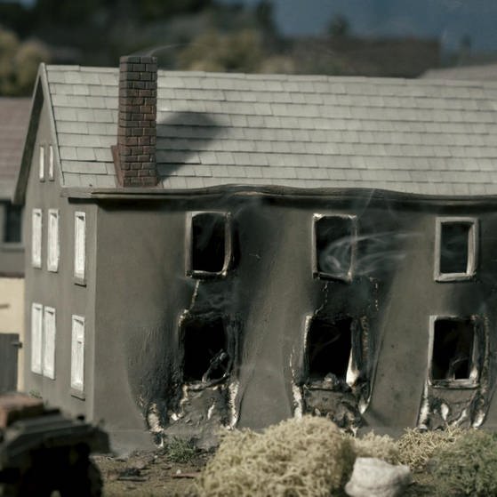 Modell: Ausgebranntes Haus. (Foto: SWR, LOOKS Film und Toto Studio)