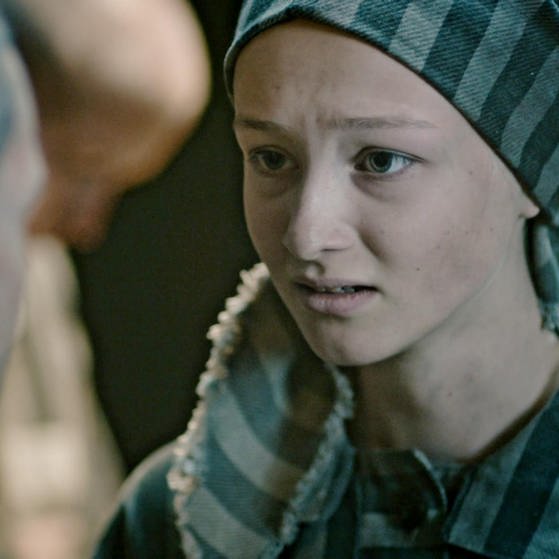 Nahaufnahme: junges Mädchen in Sträflingskleidung. (Foto: SWR, LOOKS Film und Toto Studio)