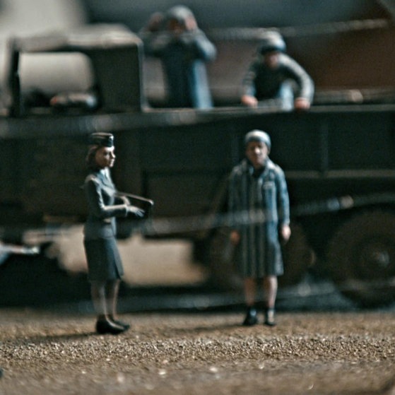 Männer und Frauen mit Waffen und Wachhund.